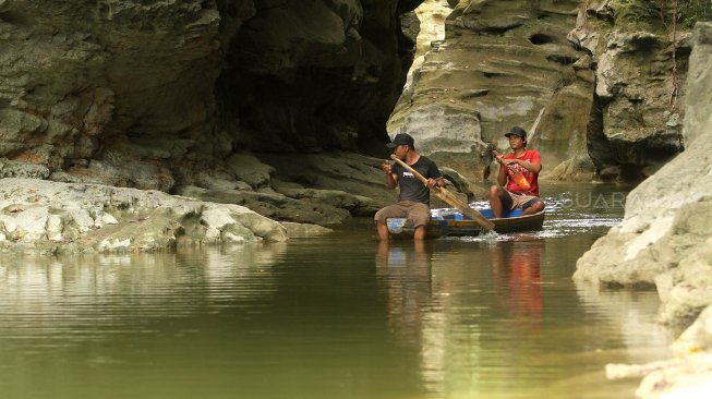 Pengunjung menikmati suasana di Kedung Cinet, Plandaan, Kabupaten Jombang, Jawa Timur, Sabtu (15/6). [Suara.com/Arief Hermawan P]