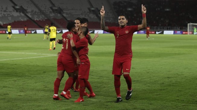 Striker Timnas Indonesia, Alberto Goncalves (kanan) merayakan golnya ke gawang Vanuatu dalam laga uji coba internasional di Stadion Utama Gelora Bung Karno, Minggu (15/6/2019) malam WIB. [Suara.com / Muhaimin UNTUNG]