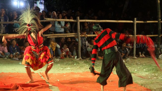 Warga menyaksikan Kesenian Jaranan di Dusun Paras, Desa Turipinggir, Kecamatan Megaluh, Kabupaten Jombang, Jumat (14/6). [Suara.com/Arief Hermawan P]