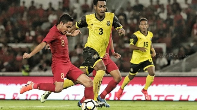 Pesepak bola timnas Indonesia Evan Dimas duel dengan pesepak bola timnas Vanuatu pada pertandingan persahabatan di Stadion Gelora Bung Karno, Jakarta, Sabtu (15/6). [Suara.com/Muhaimin A Untung]