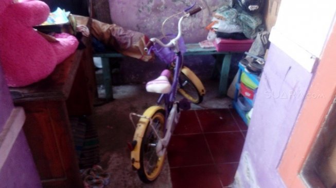 Sepeda Linda, anak Tarmuji yang orang tuanya menderita stroke di Lamongan, Jatim. (Suara.com/Tofan)