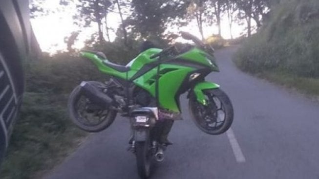 Ampuh Bener, Motor Ini Kuat Angkut Ninja 250 di Tanjakan Gunung Bromo!