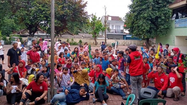 Selama 10 tahun berdiri sudah lebih dari 60 cabang Kampung Dongeng tersebar di berbagai daerah, dan terkumpul kurang lebih 250 Relawan Dongeng di berbagai wilayah yang siap mendongeng untuk anak-anak Indonesia. (Instagram/Kampung Dongeng)