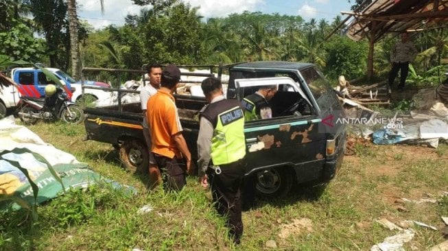 Tercebur Sungai, Penumpang Mobil Bak Terbuka Meninggal Dunia