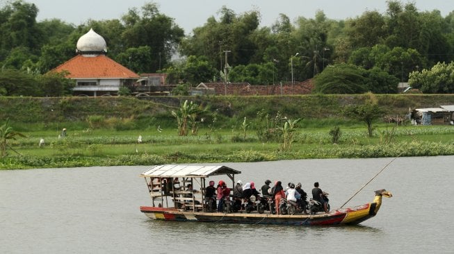 Perahu Penyeberangan Sungai Brantas Tenggelam, 4 Orang Hilang