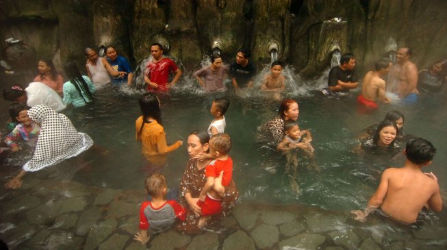 Sejumlah wisatawan bermain air pemandian pancuran 13 di Obyek Wisata Guci, Kabupaten Tegal, Jawa Tengah, Sabtu (15/6). ANTARA FOTO/Oky Lukmansyah