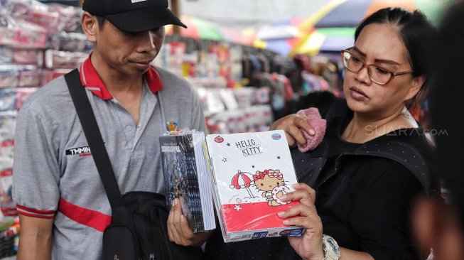 Aktivitas Warga membeli perlengkapan sekolah di Pasar Asemka, Jakarta Barat, Minggu (15/6). [Suara.com/Muhaimin A Untung]