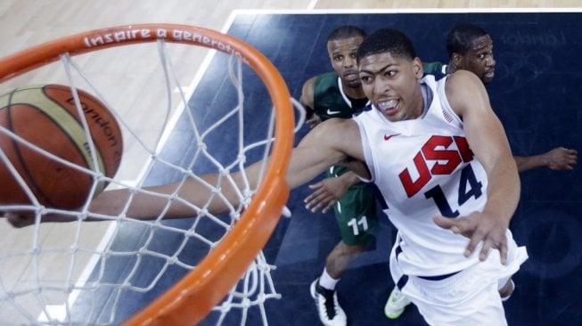 Bintang basket NBA, Anthony Davis, saat memperkuat negaranya Amerika Serikat di babak awal Olimpiade 2012 London, Inggris. [AFP/Eric Gay]