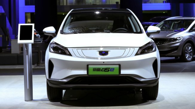 Sebuah mobil produksi Geely Automobiles bertenaga listrik yang dipamerkan dalam Shanghai Motor Show 2019 [Shutterstock]. 