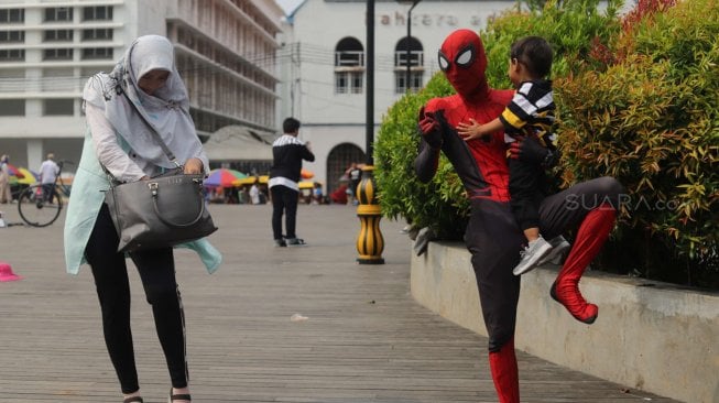 Sejumlah wisatawan menikmati suasana Museum Fatahillah di kawasan Kota Tua Jakarta, Minggu (16/6). [Suara.com/Muhaimin A Untung]