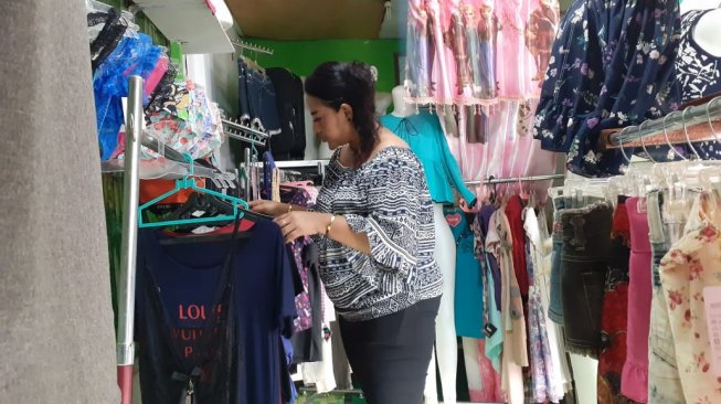 Mami Ela, pemilik usaha salon dan butik di Komplek Argorejo, Sunan Kuning Kota Semarang. [Suara.com/Adam Iyasa]