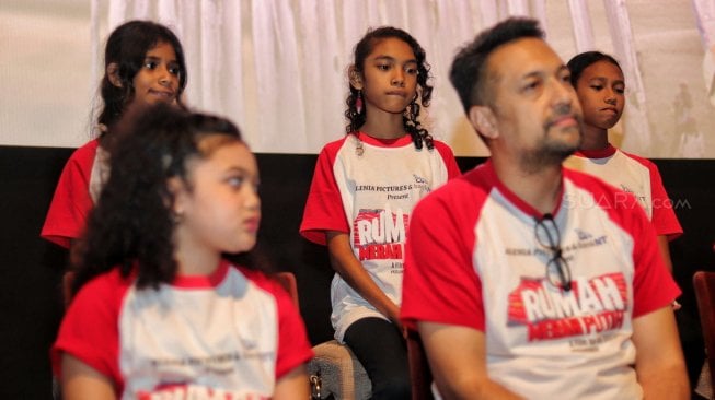 Pemain film dan sutradara saat jumpa pers film Rumah Merah Putih di kawasan Kuningan, Jakarta, Senin (17/6). [Suara.com/Muhaimin A Untung]