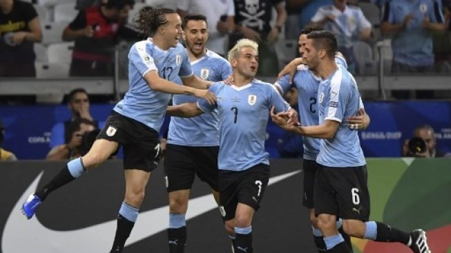 Nicolas Lodeiro (tengah) bersama para pemain Uruguay lainnya merayakan golnya ke gawang Ekuador dalam lanjutan Copa America. Luis ACOSTA / AFP