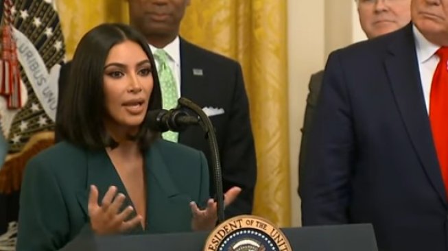 Temui Doland Trump di Gedung Putih, Begini Gaya Kim Kardashian