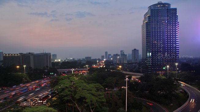 Sejumlah kendaraan melintas di kawasan Simpang Susun Semanggi, Jakarta, Senin (17/6). [Suara.com/Arief Hermawan P]