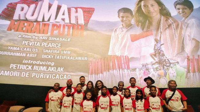 Pemain film dan sutradara saat jumpa pers film Rumah Merah Putih di kawasan Kuningan, Jakarta, Senin (17/6). [Suara.com/Muhaimin A Untung]