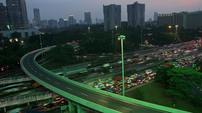 Sejumlah kendaraan melintas di kawasan Simpang Susun Semanggi, Jakarta, Senin (17/6). [Suara.com/Arief Hermawan P]