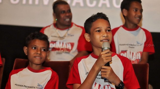 Pemain film dan sutradara saat jumpa pers film Rumah Merah Putih di kawasan Kuningan, Jakarta, Senin (17/6). [Suara.com/Muhaimin A Untung]