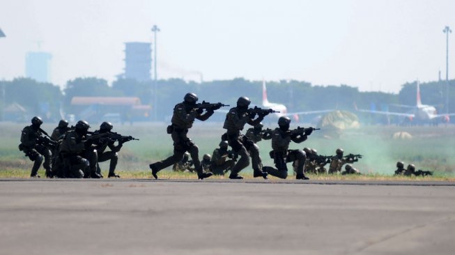 Komando Pasukan Katak (kopaska) TNI-AL dan Batalyon Intai Amfibi 2 Marinir melakukan parameter tempur ketika simulasi pembebasan sandera saat upacara peringatan Hari Penerbangan Angkatan Laut di Apron Hanggar Lanudal Juanda Surabaya di Sidoarjo, Jawa Timur, Senin (17/6). ANTARA FOTO/Umarul Faruq