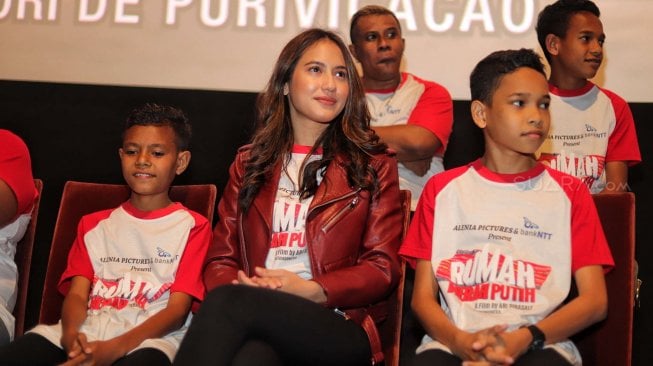 Pemain film dan sutradara saat jumpa pers film Rumah Merah Putih di kawasan Kuningan, Jakarta, Senin (17/6). [Suara.com/Muhaimin A Untung]