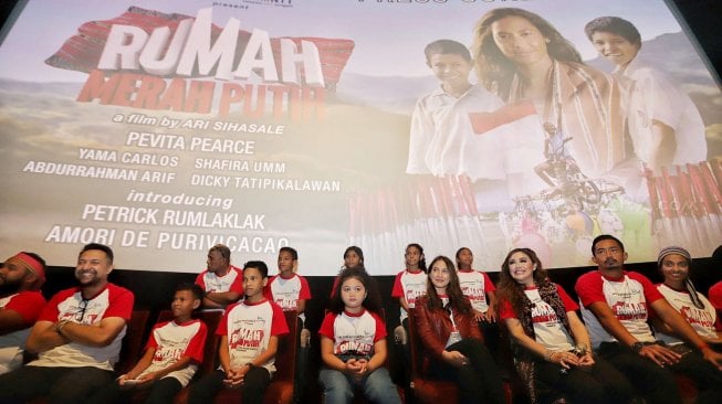 Pemain film dan sutradara saat jumpa pers film Rumah Merah Putih di kawasan Kuningan, Jakarta, Senin (17/6). [Suara.com/Muhaimin A Untung]