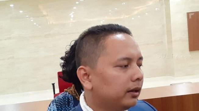 Pengacara Kivlan Zen, Pitra Romadoni saat mendatangi Bareskrim Polri. (Suara.com/Fakhri)