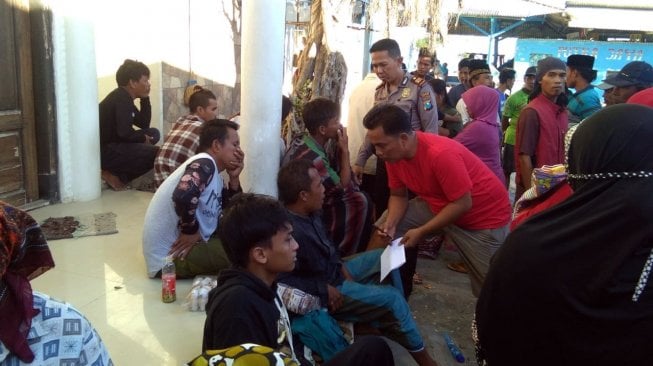 Korban selamat kecelakaan perahu motor Arim Jaya dirawat di Puskesmas Dungkek, Sumenep, Madura, Senin (17/6/2019). [Dok. Polisi]