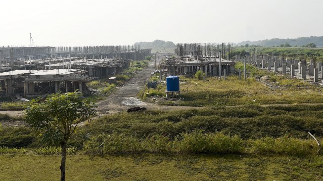 Deretan bangunan yang berada di kawasan Pulau D hasil reklamasi, di kawasan pesisir Jakarta, Senin (17/6). ANTARA FOTO/Galih Pradipta