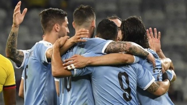 Para pemain Uruguay merayakan gol bunuh diri pemain Ekuador Arturo Mina saat laga Copa America 2019. Luis ACOSTA / AFP