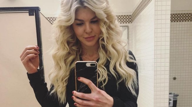 Brooke Ence, Pelatih Kebugaran Ini Punya Perut Terseksi di Instagram