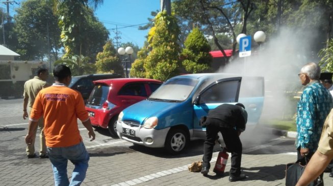 Geger Mobil Hyundai Atoz Mendadak Terbakar di Parkiran Gedung DPRD