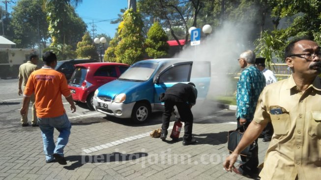 Mobil Eks Anggota Dewan Mendadak Terbakar di Gedung DPRD Surabaya