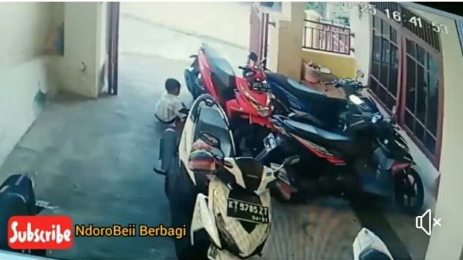 Geger Video Balita Bakar Motor, Warganet Ini Malah Salahkan CCTV