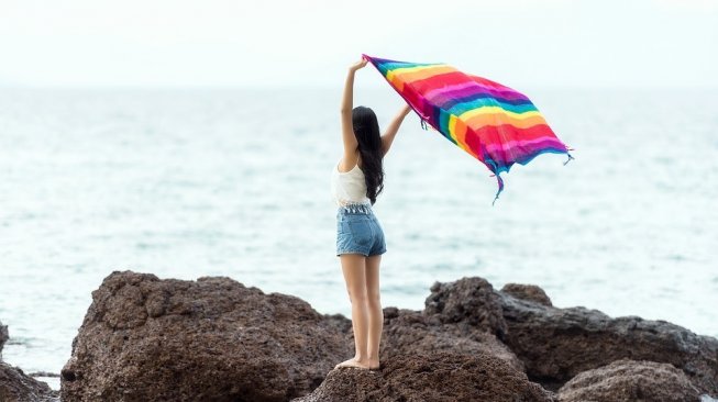 Ilustrasi wanita berfoto di Bali. (Pixabay/Sasint)