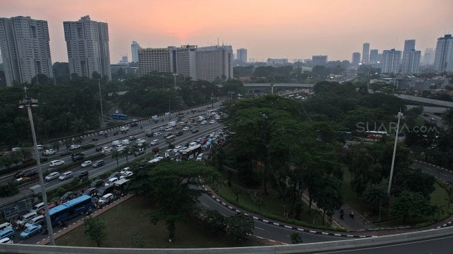 Sejumlah kendaraan melintas di kawasan Simpang Susun Semanggi, Jakarta, Senin (17/6). [Suara.com/Arief Hermawan P]