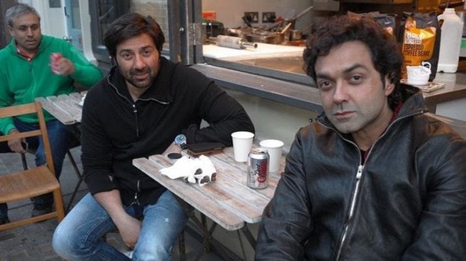 Sunny Deol bersama adiknya, Bobby Deol. [Instagram]