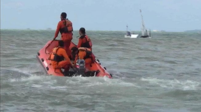 Diterjang Ombak saat Mancing di Kapal, Satu Penumpang Hilang