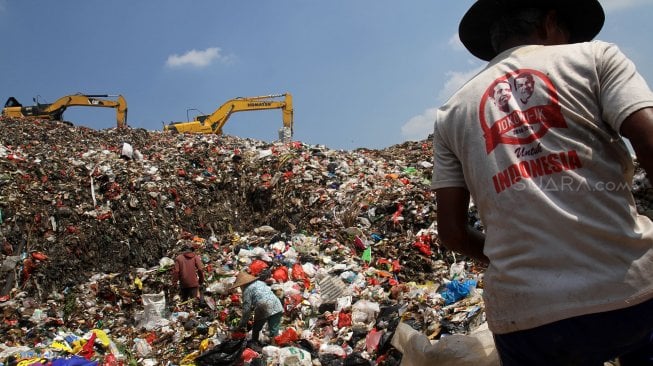 Pekerja beraktivitas di Tempat Pembuangan Akhir (TPA) Cipayung, Depok, Jawa Barat, Selasa (18/6). [Suara.com/Arief Hermawan P]