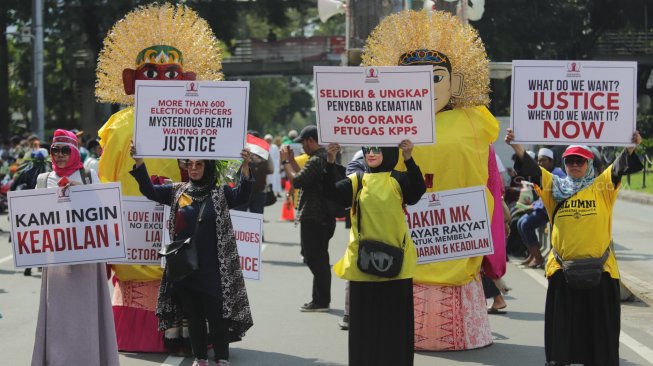 Sejumlah massa aksi membawa ondel-ondel aksi di depan Patung kuda, Jakarta, Selasa (18/6).[Suara.com/Muhaimin A Untung]
