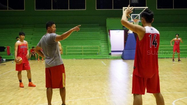 Pelatih Timnas Basket Indonesia, Wahyu Widayat Jati (kedua dari kiri), memberikan arahan kepada anak asuhnya dalam latihan persiapan menuju SEA Games 2019 di Gelanggang Mahasiswa Soemantri Brodjonegoro, Kuningan, Jakarta, Selasa (18/6/2019). [Suara.com/Arief Apriadi]