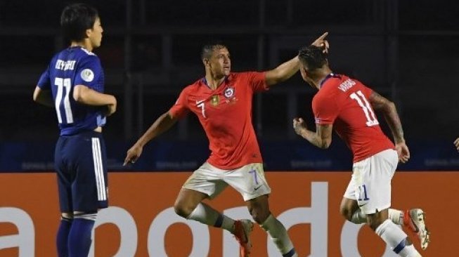 Pemain Chile Alexis Sanchez (tengah) merayakan golnya ke gawang Jepang dalam laga Grup C Copa America 2019. Nelson Almeida / AFP