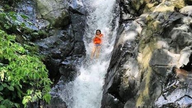 Sensasi Meluncur di Perosotan Batu Alami Air Terjun Kroya Bali