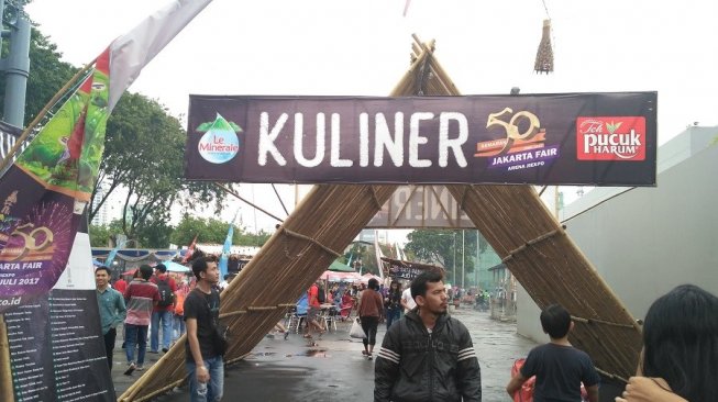 Wisata kuliner dari seluruh daerah Nusantara di Jakarta Fair. (Suara.com/Risna Halidi)