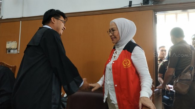 Terdakwa kasus penyebaran berita bohong atau hoaks Ratna Sarumpaet menjalani sidang lanjutan dengan agenda pembacaan nota pembelaan atau pleidoi atas tuntutan Jaksa Penuntut Umum (JPU). (Suara.com/Fakhri)