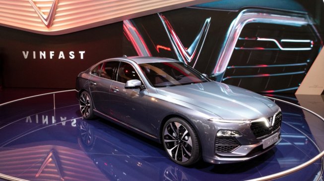 VinFast Lux A2.0 saat mengikuti Paris Motor Show 2018 [Shuttestock].