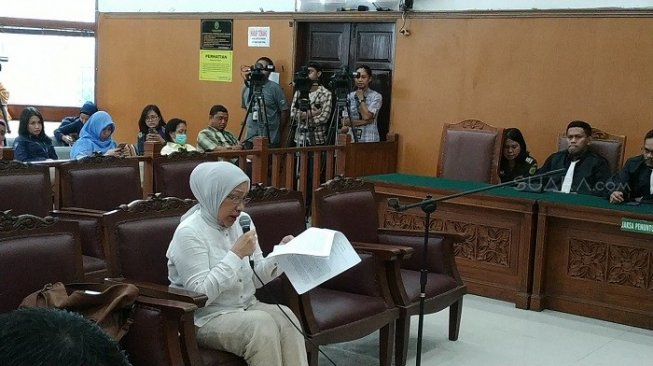 Terdakwa Ratna Sarumpaet saat membacakan pleidoi di PN Jakarta Selatan. (Suara.com/Fakhri)