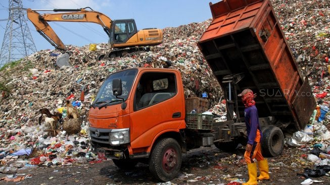 Pekerja beraktivitas di Tempat Pembuangan Akhir (TPA) Cipayung, Depok, Jawa Barat, Selasa (18/6). [Suara.com/Arief Hermawan P]