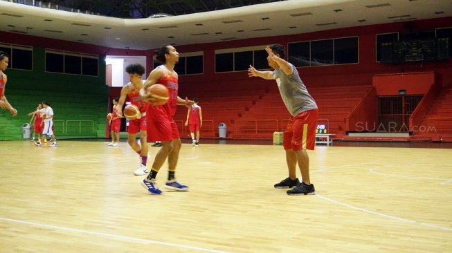 Skuat Timnas Basket Indonesia berlatih di Gelanggang Mahasiswa Soemantri Brodjonegoro (GMSB), Kuningan, Jakarta, Selasa (18/6/2019). [Suara.com/Arief Apriadi]