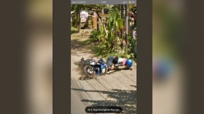 Penangkapan gambar lucu Google Street View. [Twitter]