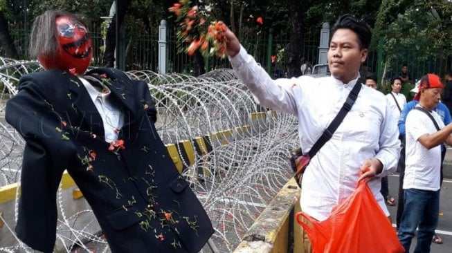 Sidang Gugatan Prabowo Digelar, Ada Jelangkung dan Aksi Usir Setan di MK